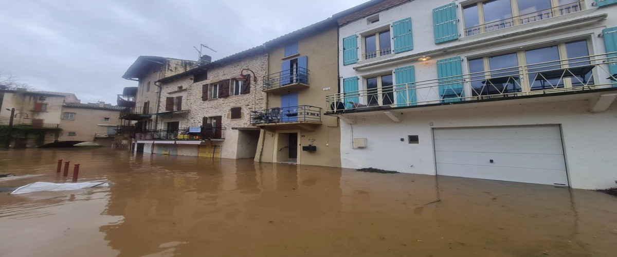 6 000 foyers sans électricité et des voies inondées 