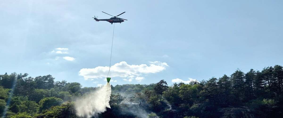 Un Super Puma en appui des pompiers