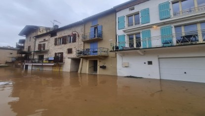 6 000 foyers sans électricité et des voies inondées 